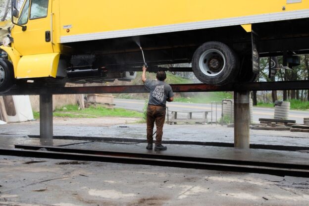 Glanzende vrachtwagen met een wasborstel voor een grondige reiniging van het exterieur en interieur.